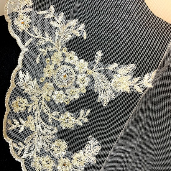 Scalloped Edge Lace Bridal Veil - Picture 4 of 16